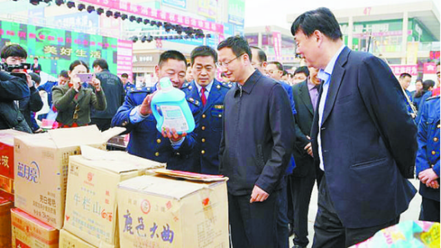 項(xiàng)城市消協(xié)、市工商局舉行國(guó)際消費(fèi)者權(quán)益日宣傳活動(dòng)