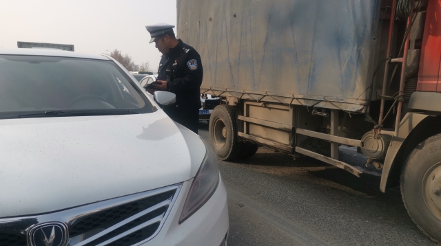 周口限行第一天，交警蜀黍上路勸返近百輛車